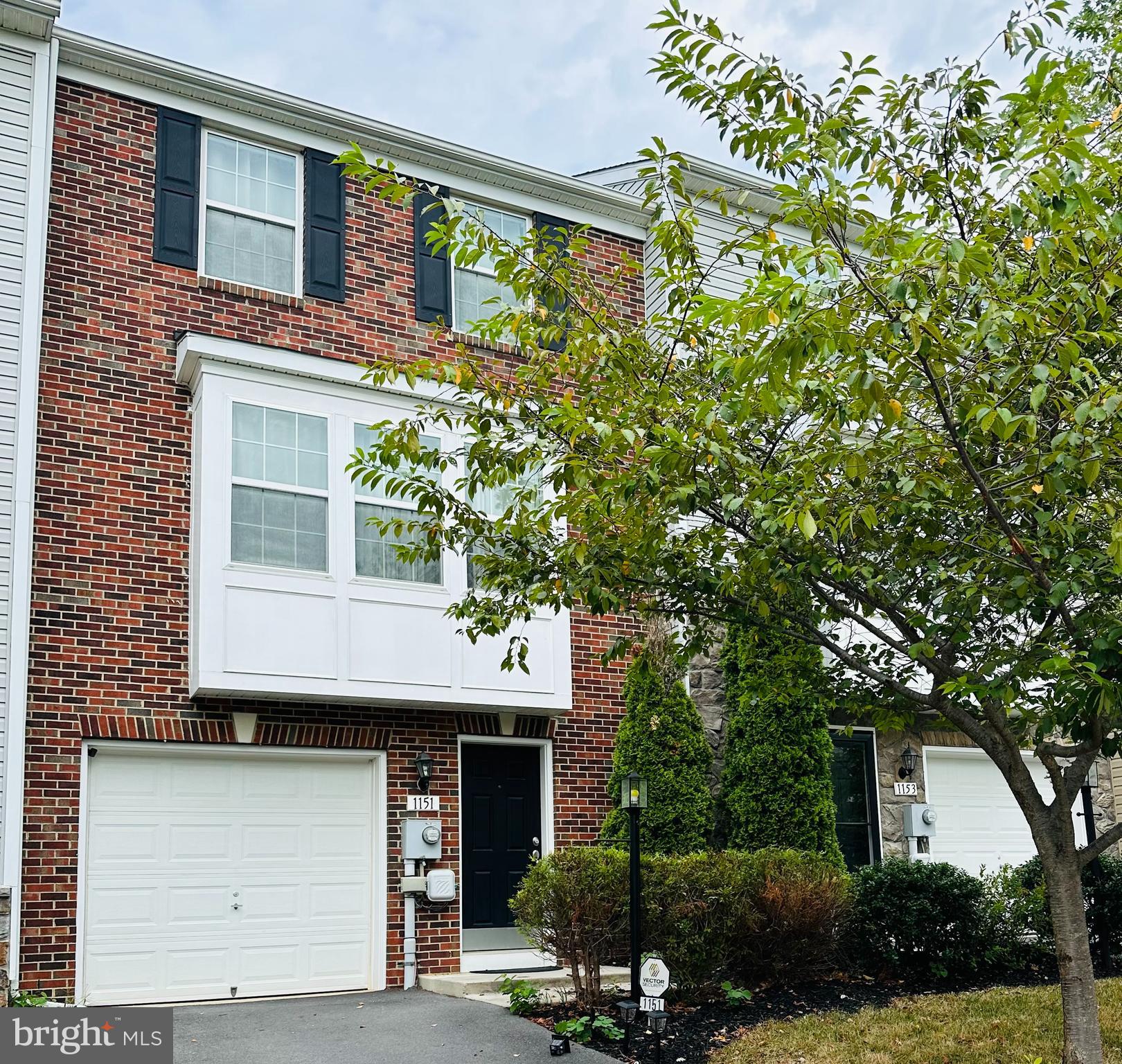 This beautiful townhome is situated in the desirable Fairfax Crossing neighborhood of Ranson, WV, a flourishing area. Boasting 3 bedrooms, 2 full baths, and 2 half baths, this home offers elegant wood flooring and crown molding in the living room. The kitchen is upgraded with, a new dishwasher and a new garbage disposal. Experience sophistication with chair railing and wainscoting throughout. The expansive master bedroom features an en-suite bathroom with double sinks, a shower stall, and a soaking tub.
Ideal for entertaining, the home includes a large outdoor deck. Its convenient location ensures quick access to Route 340, making it perfect for commuters. Nearby are shopping centers, restaurants, Historic Harpers Ferry, and Charles Town is just minutes away. Don't miss out on this spacious rental opportunity, as homes in this subdivision are in high demand and lease quickly.