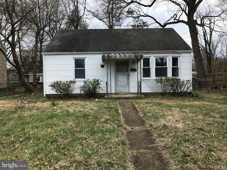 ** GREAT OPPORTUNITY ** SINGLE FAMILY HOME AT CONDO PRICE ** HANDYMAN,  INVESTORS AND BUILDERS, THIS HOUSE HAS A LOT OF POTENTIAL ** BUILD A NEW OR RENOVATE ** GREAT LOCATION CLOSE TO EVERYTHING ** NEEDS WORK ** SOLD AS IS  WHERE IS ** WHEN LEAVING MAKE SURE ALL LIGHTS ARE OFF AND DOORS LOCKED **