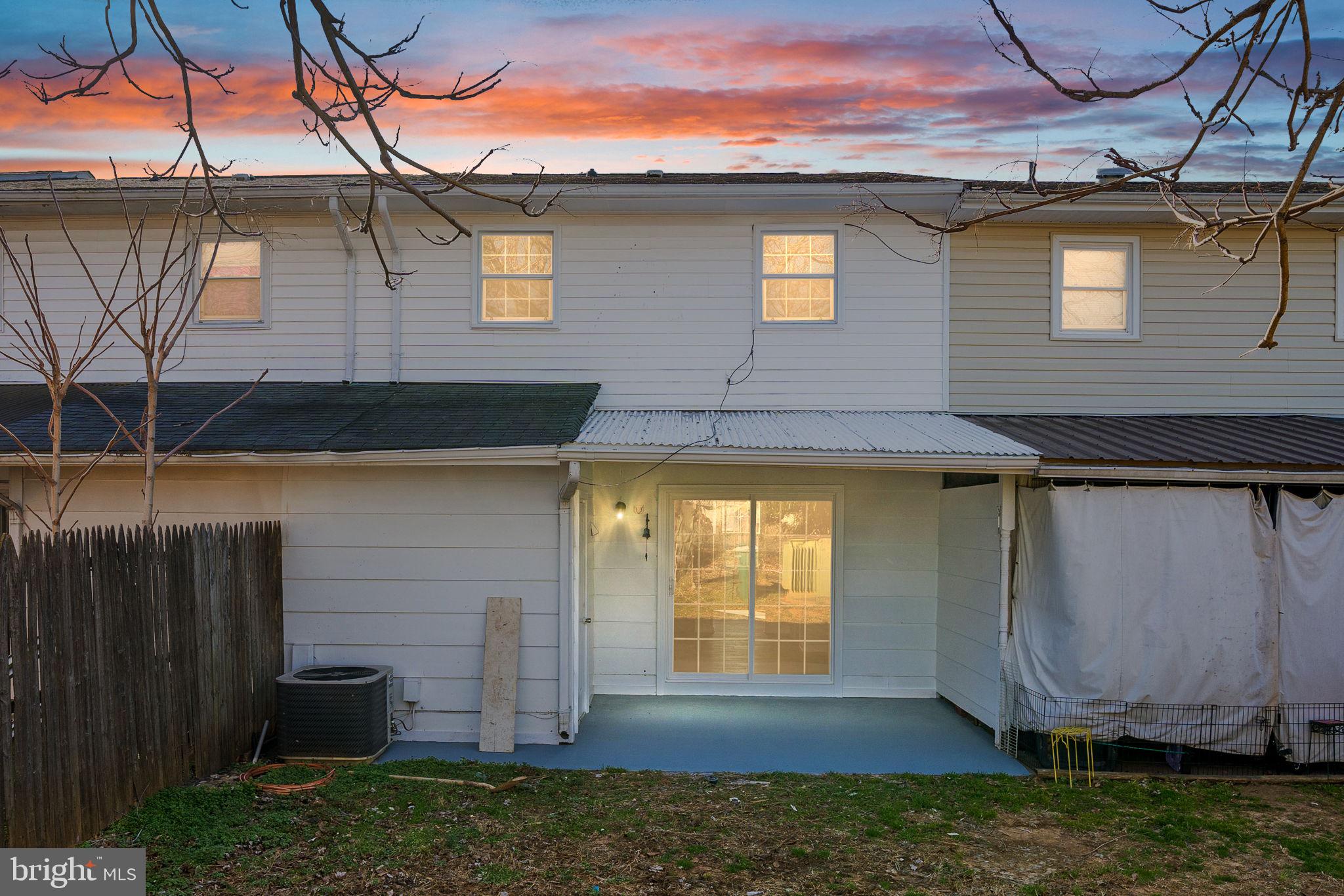 TOWN & COUNTRY TOWNHOUSES - Residential