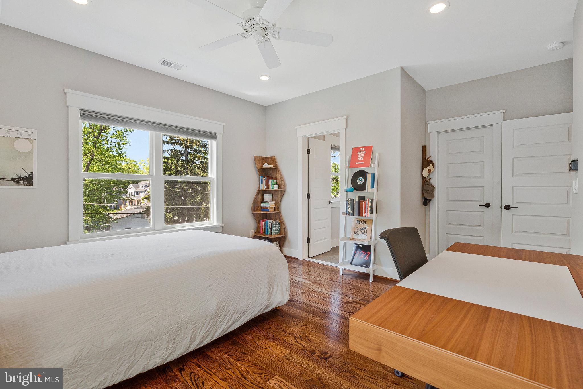 VIENNA WOODS - Residential