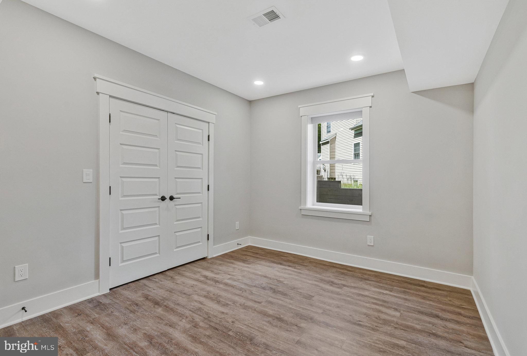 VIENNA WOODS - Residential