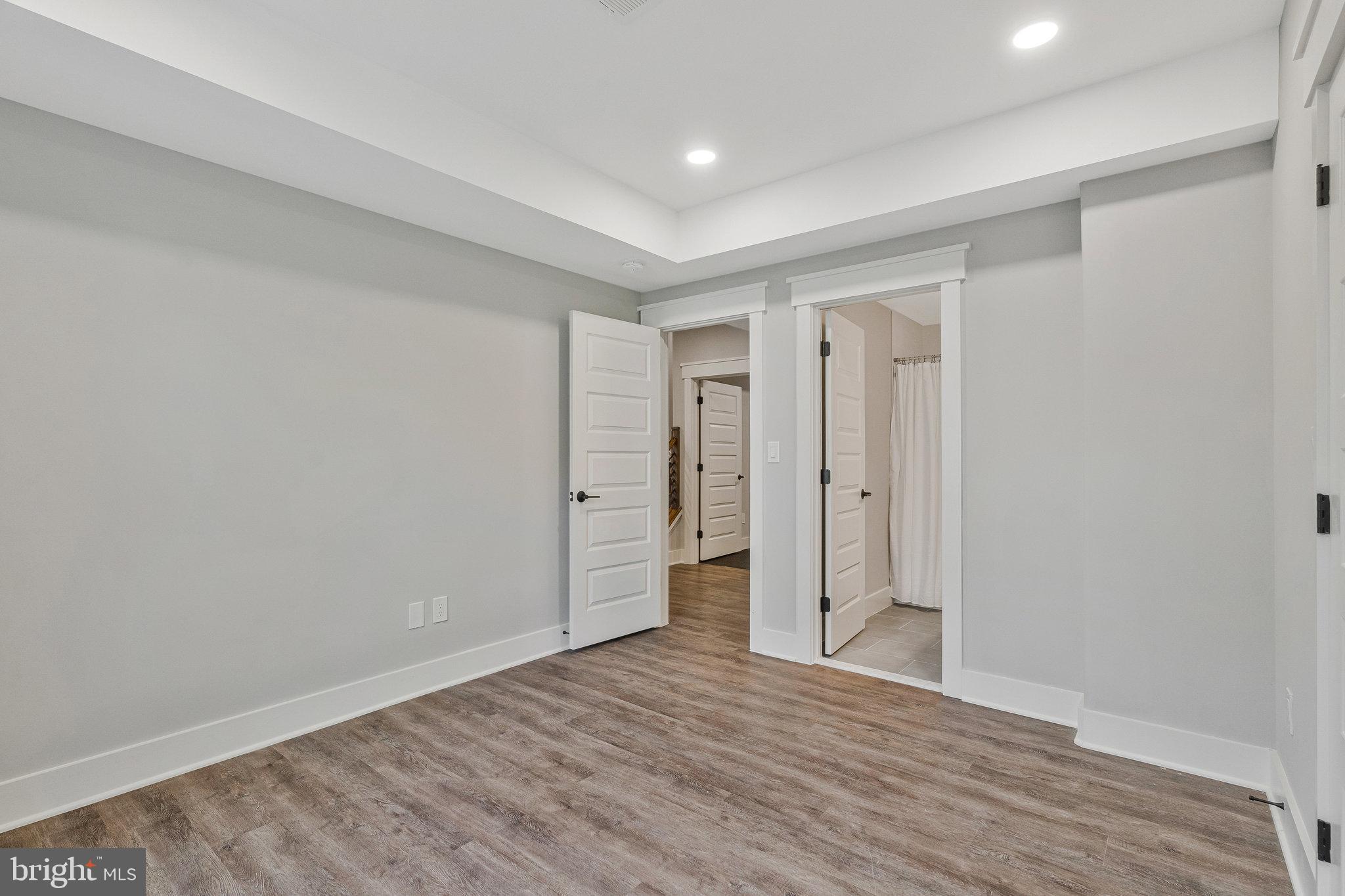 VIENNA WOODS - Residential