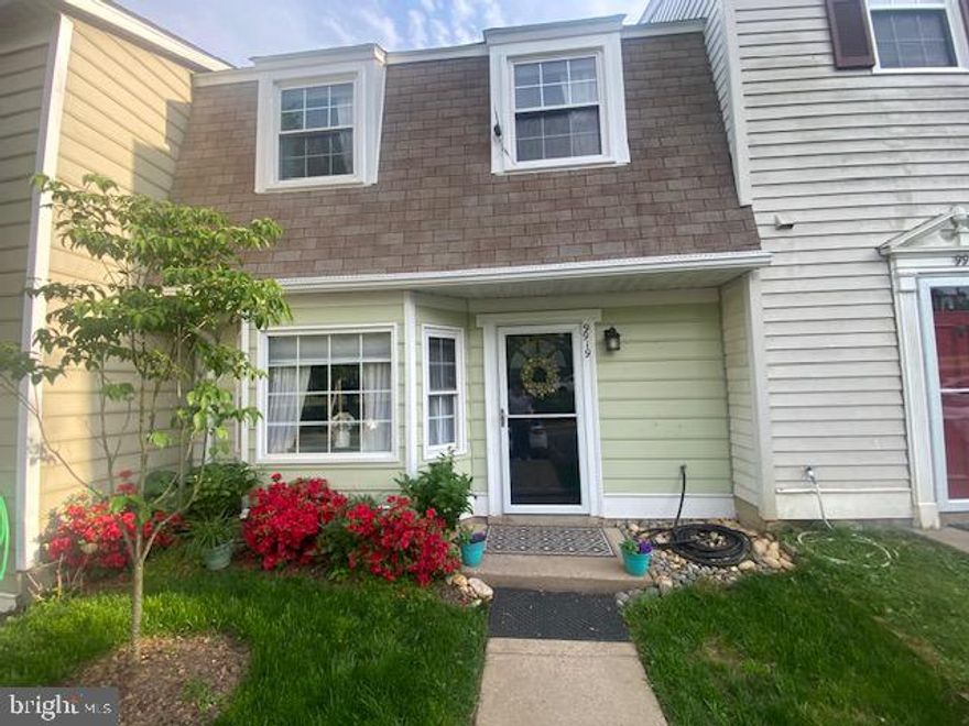 VERY CLOSE TO AND ACCESSIBLE TO VIENNA METRO STATION. Two level townhouse.  Three bedroom and one and a half bath in the heart of Fairfax.
Very accessible and ready for the new owners.