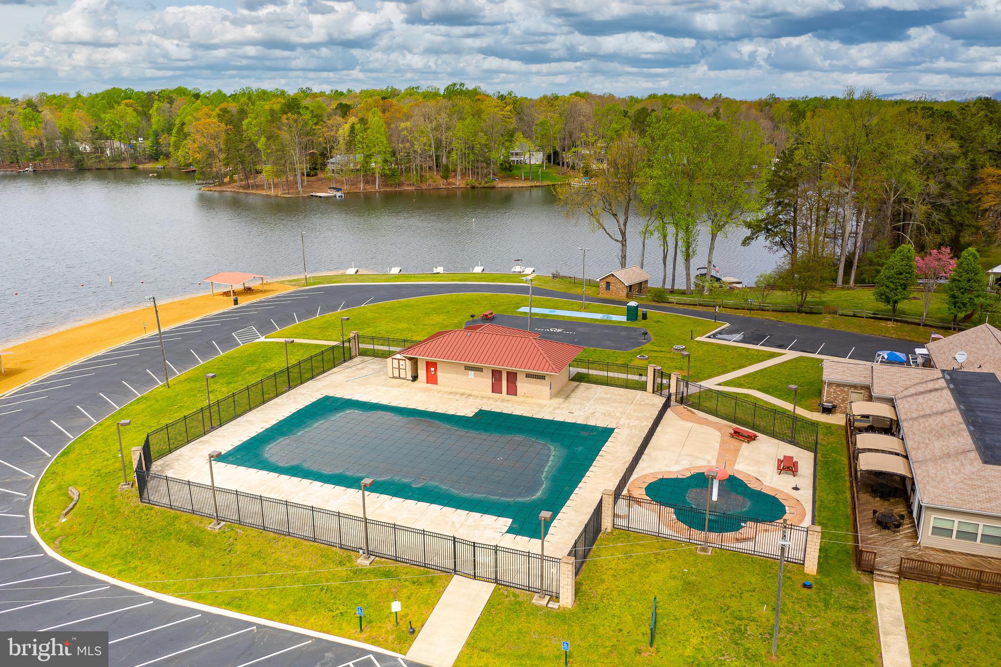 LAKE CAROLINE - Residential