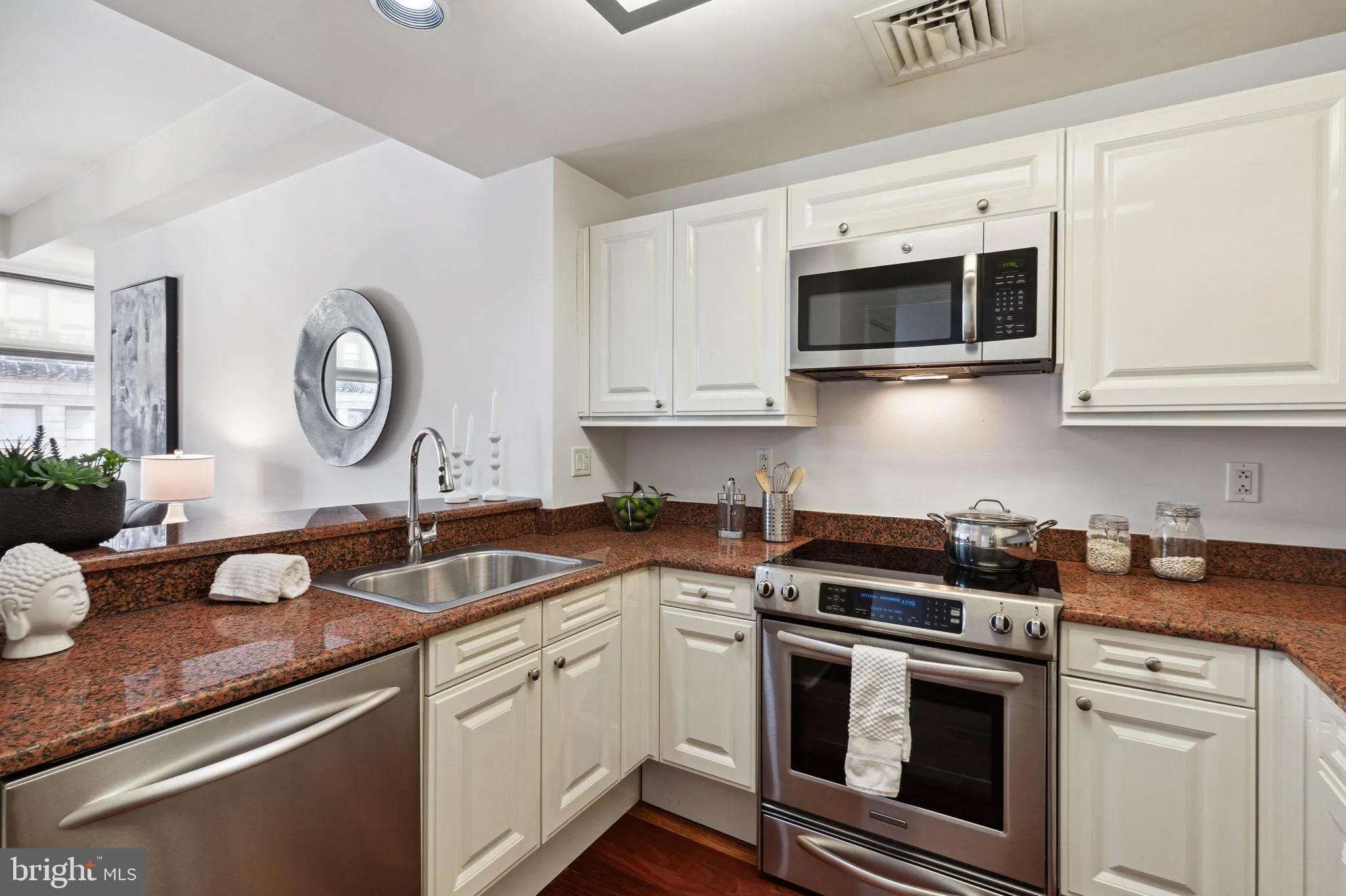 Philadelphia, Pennsylvania 19102, United States, 2 Bedrooms Bedrooms, ,2 BathroomsBathrooms,Residential,Active,86807