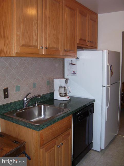 MAYFLOWER SQUARE - Residential Lease