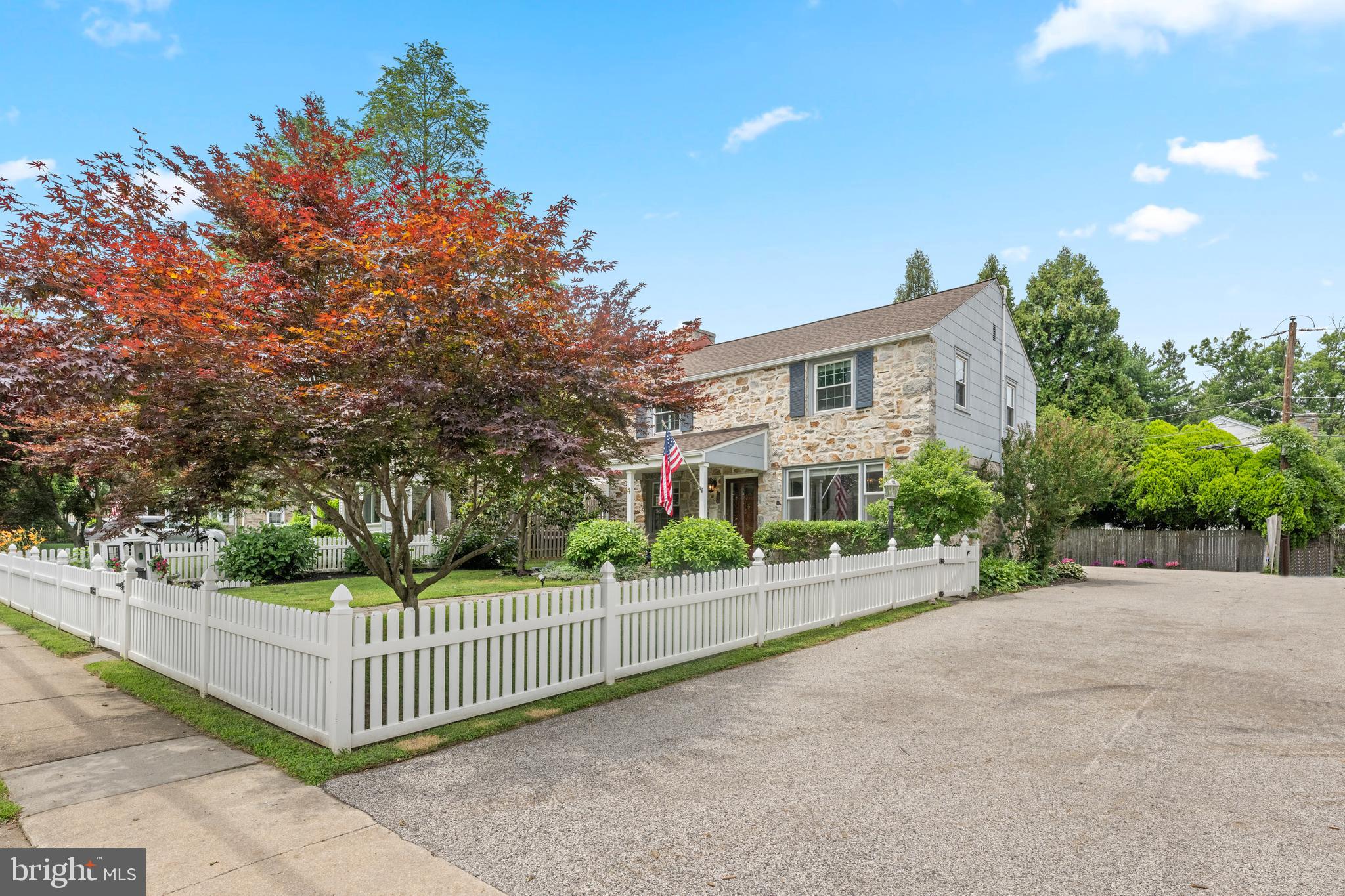 4 LOWRYS LANE