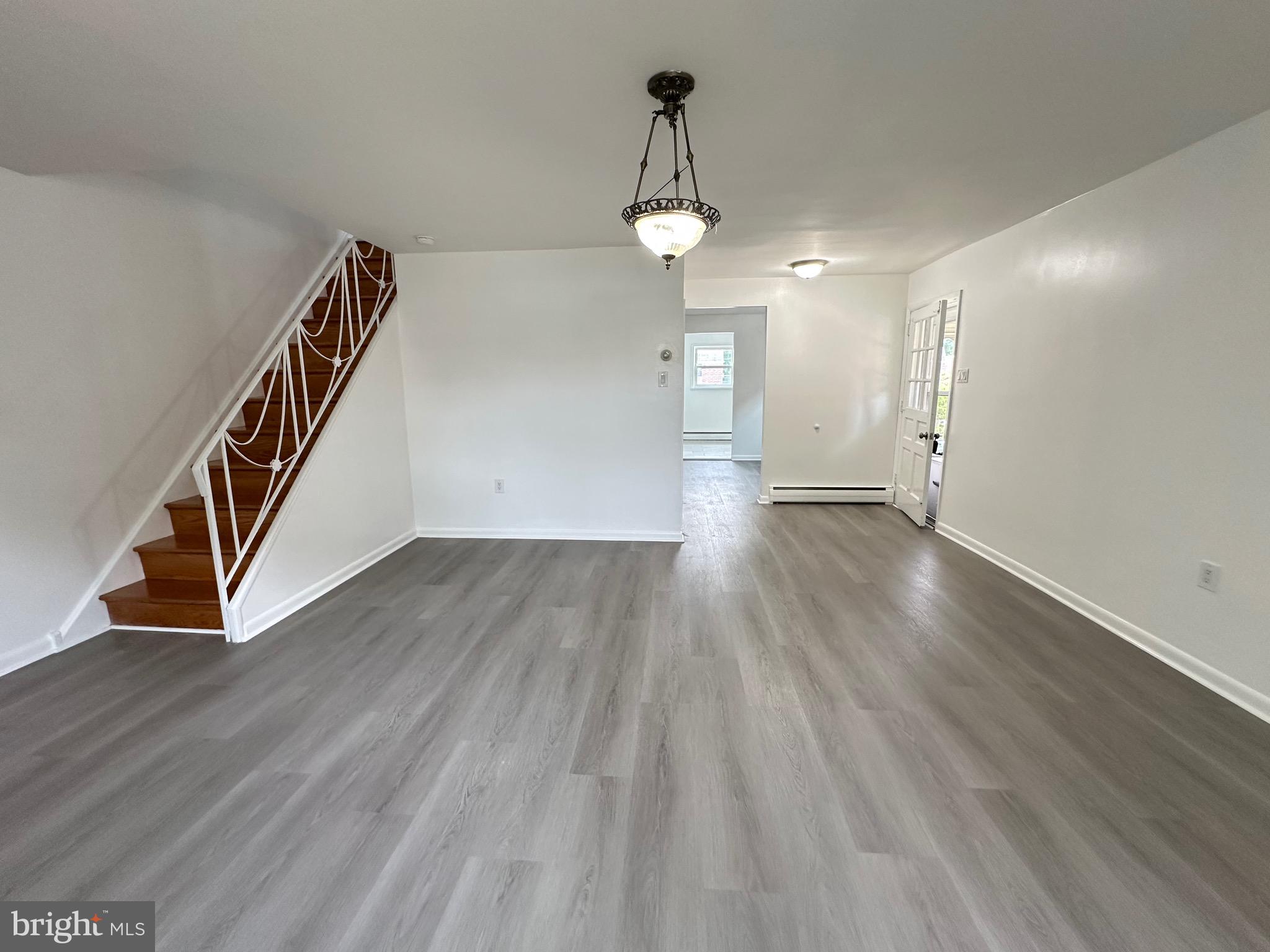1121 SOLLY AVENUE