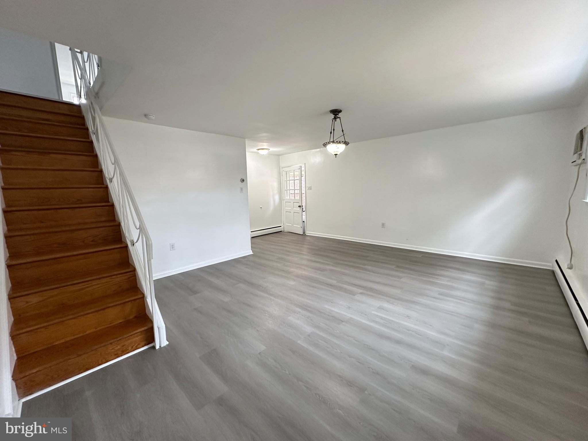 1121 SOLLY AVENUE
