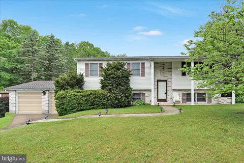Photo of 2001 Chestnut Street, POTTSVILLE, PA 17901 (MLS # PASK2027344)