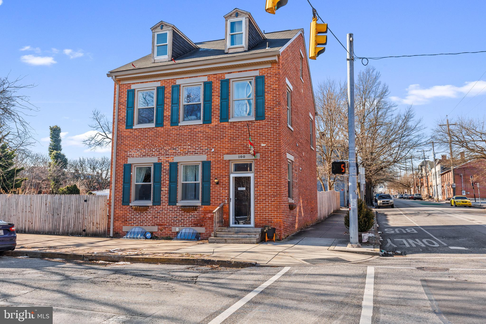 NEWTON SQUARE - Residential