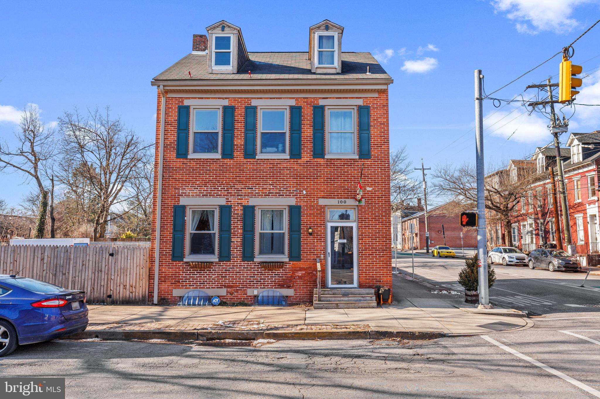 NEWTON SQUARE - Residential
