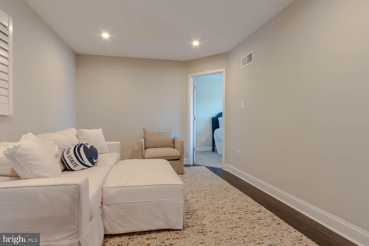 KINGSTON VILLAGE - Residential