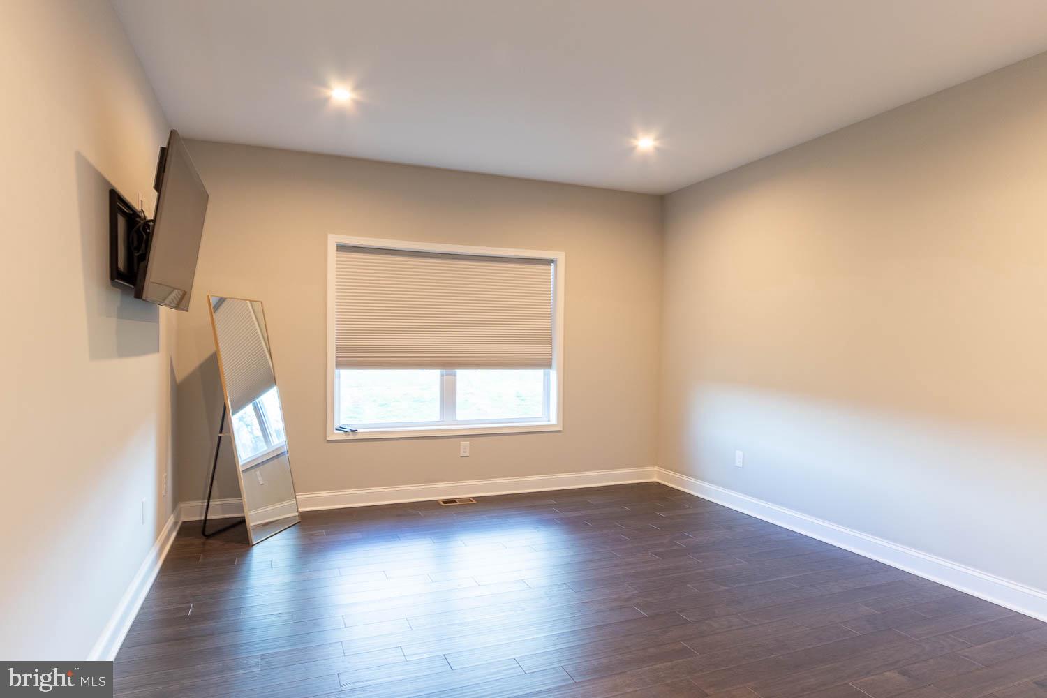 KINGSTON VILLAGE - Residential