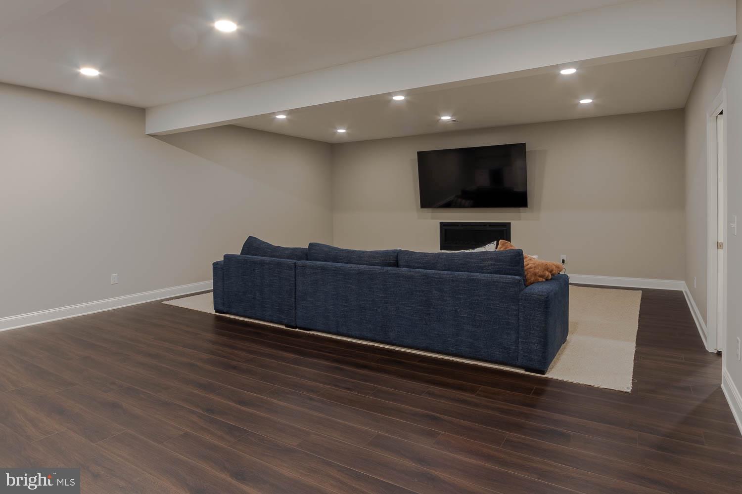 KINGSTON VILLAGE - Residential