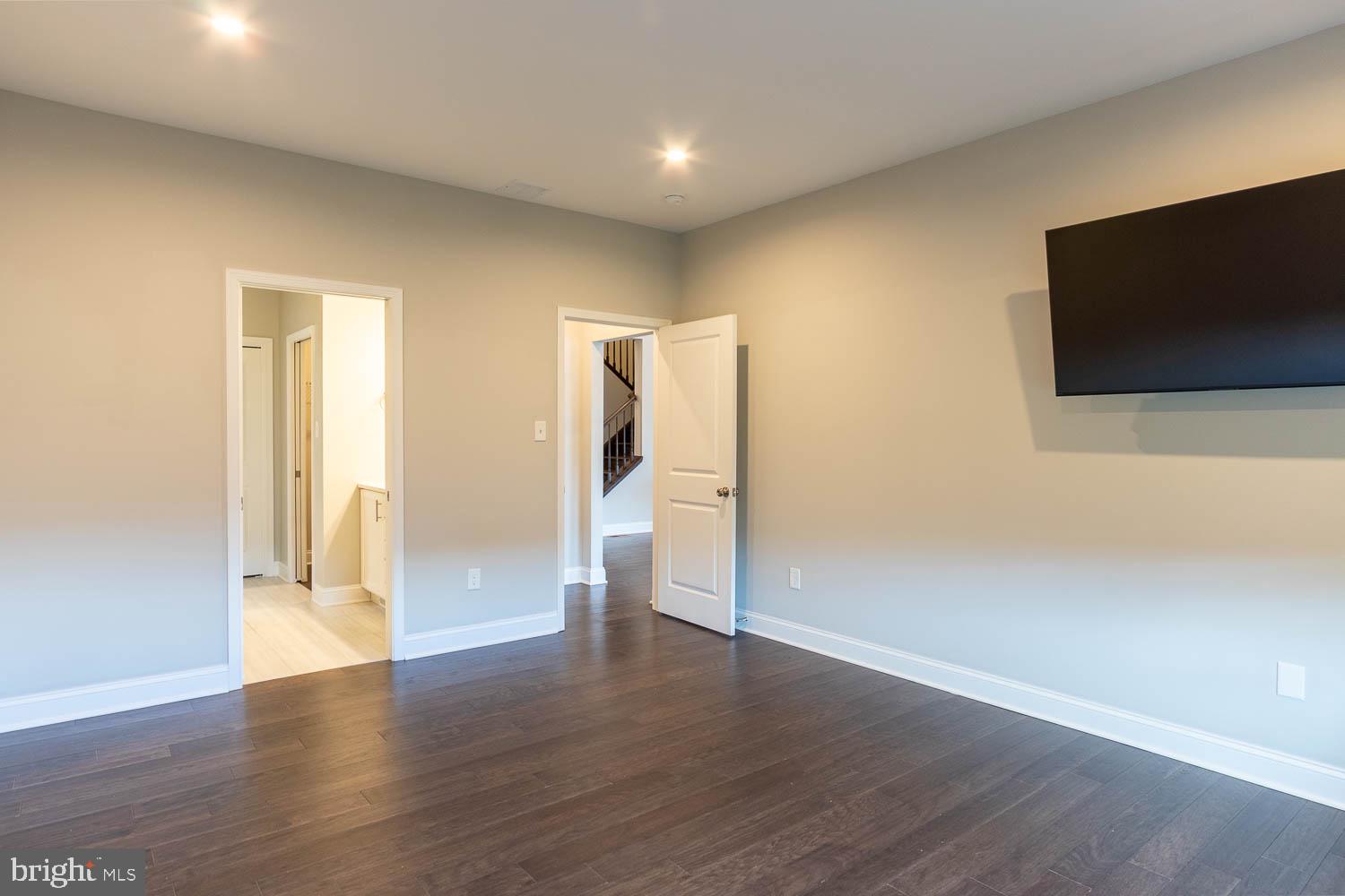 KINGSTON VILLAGE - Residential