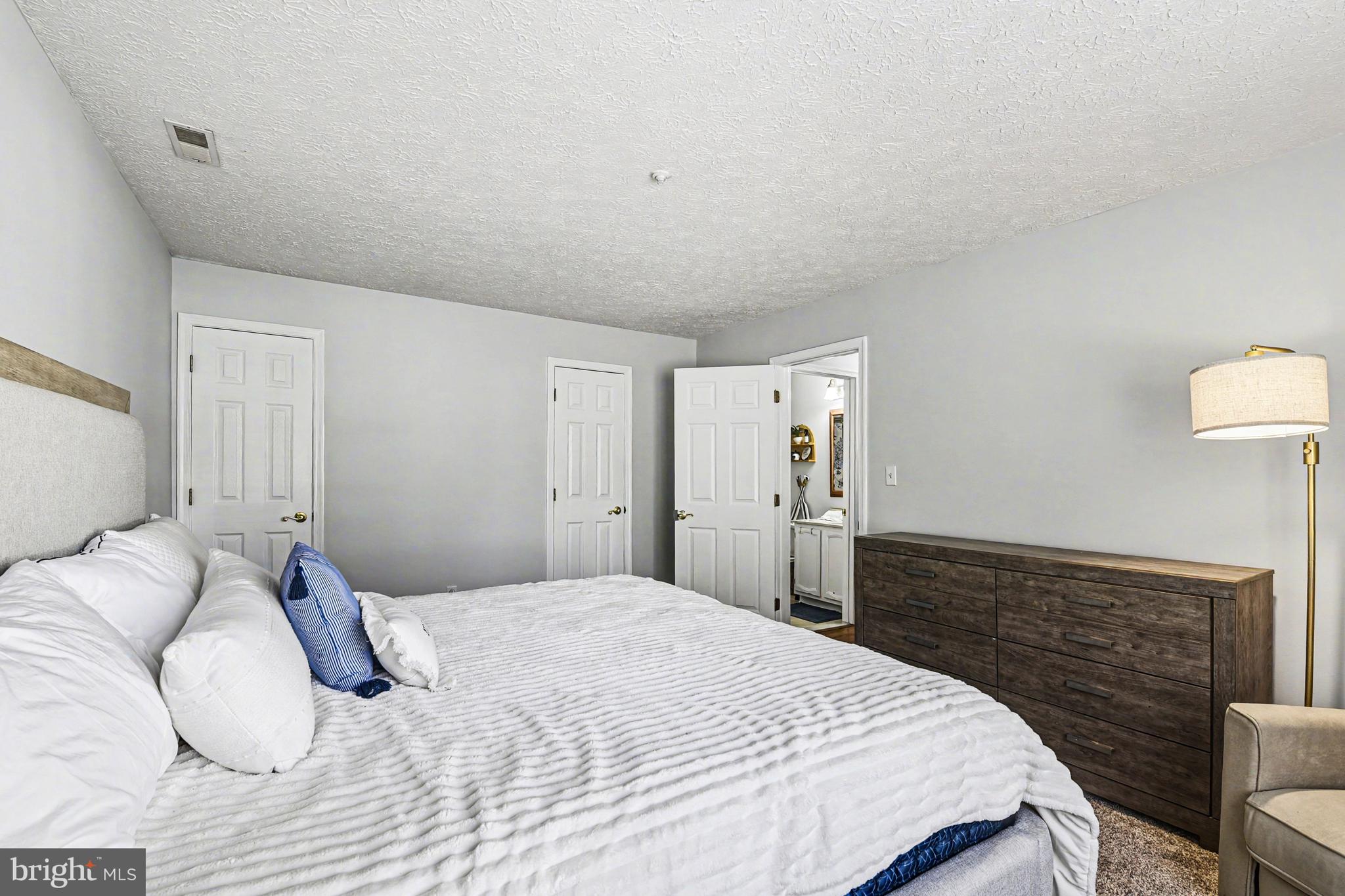 THE POND - Residential