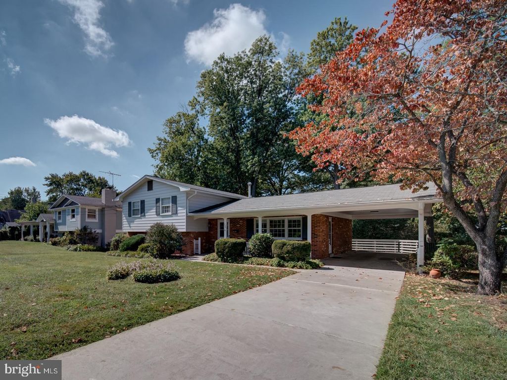 Photo of 705 Main Drive, HERNDON, VA 20170 (MLS # VAFX2269026)