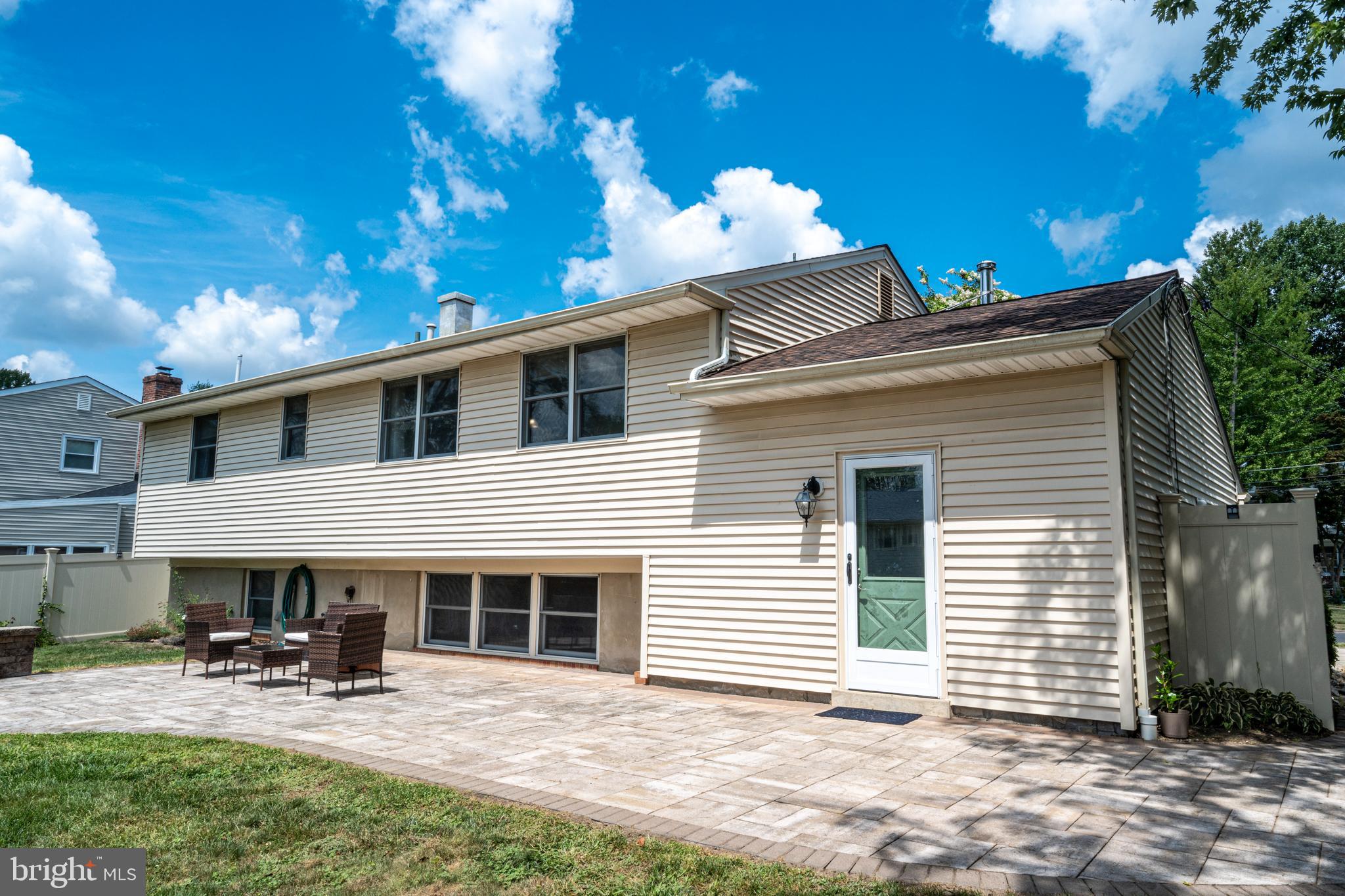 1509 HILLSIDE DRIVE