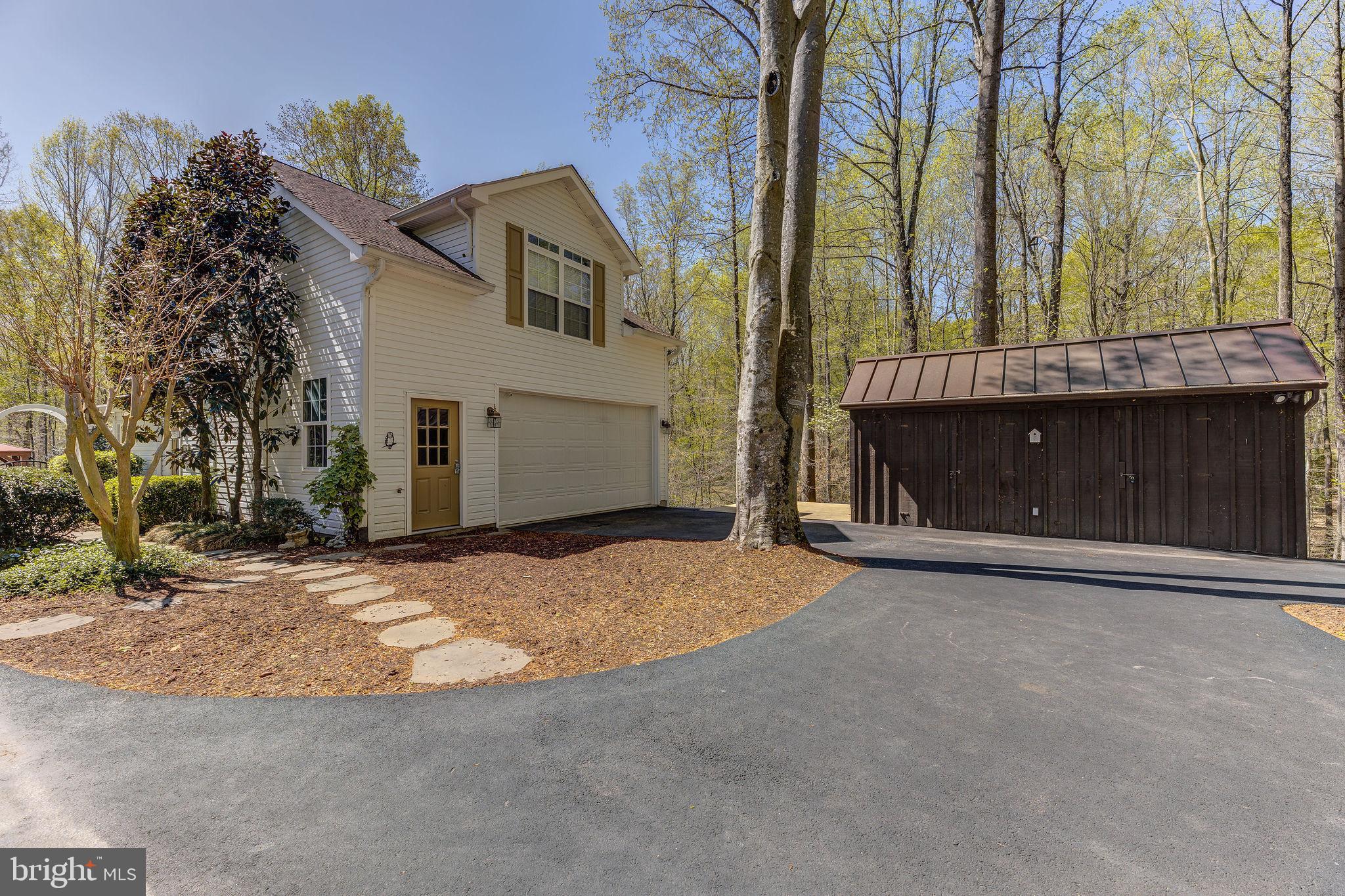 WHISPERING WOODS - Residential