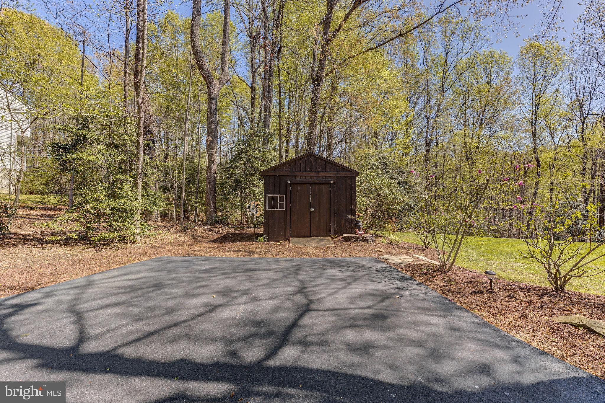 WHISPERING WOODS - Residential