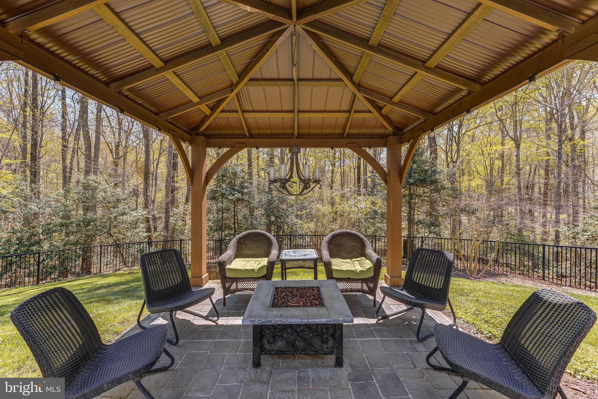 WHISPERING WOODS - Residential