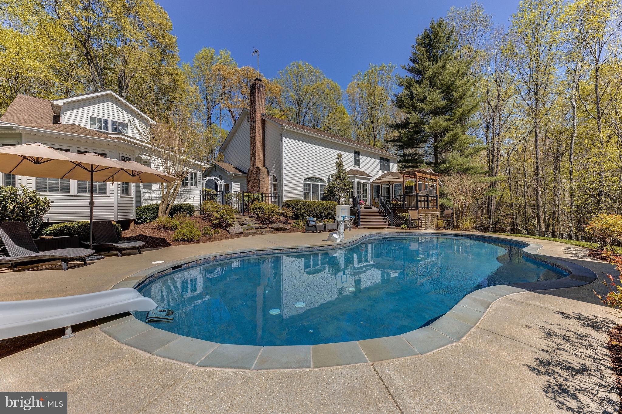 WHISPERING WOODS - Residential