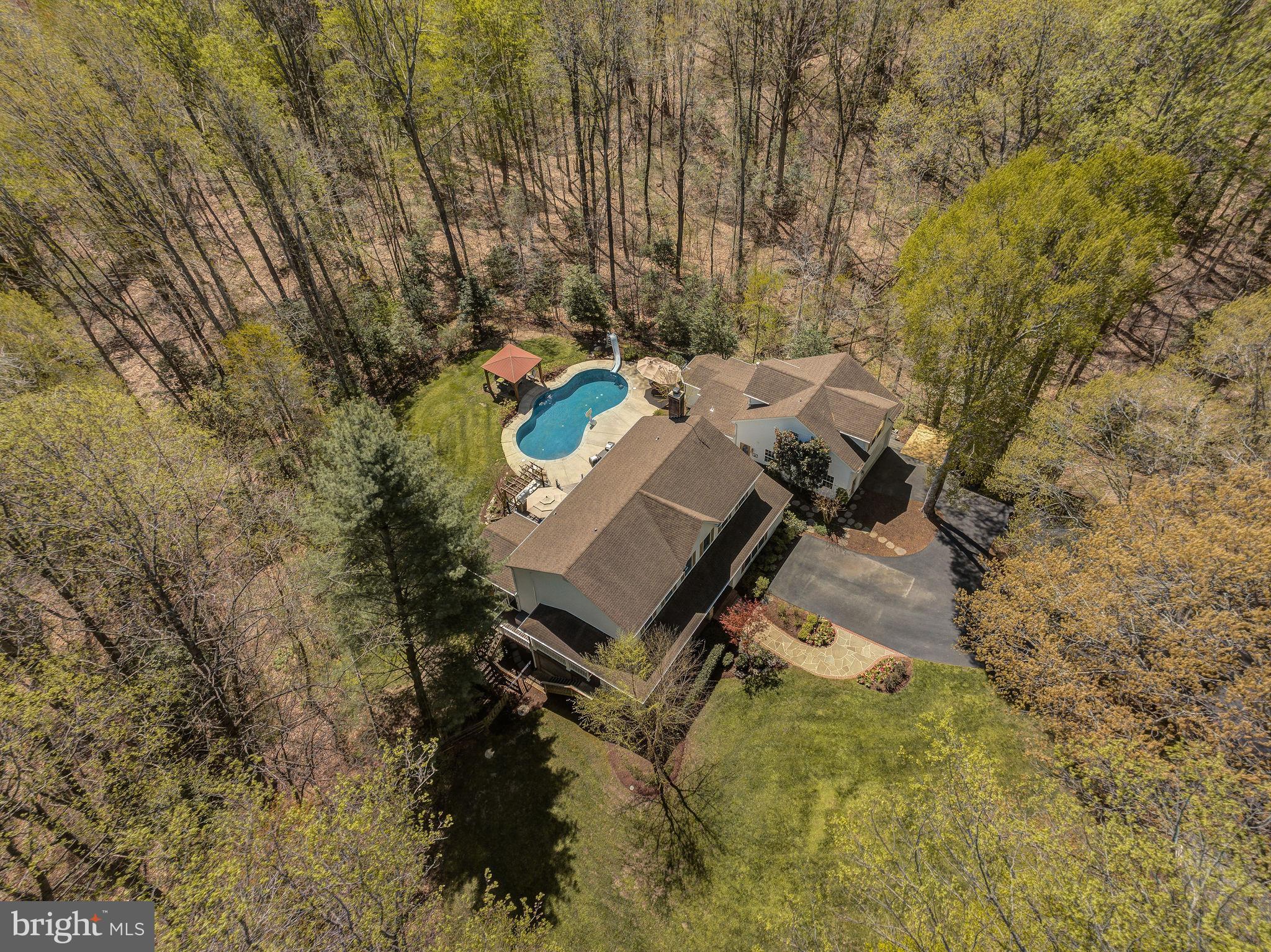 WHISPERING WOODS - Residential