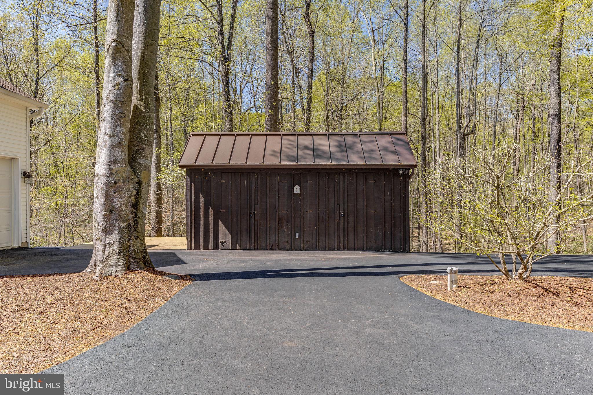 WHISPERING WOODS - Residential