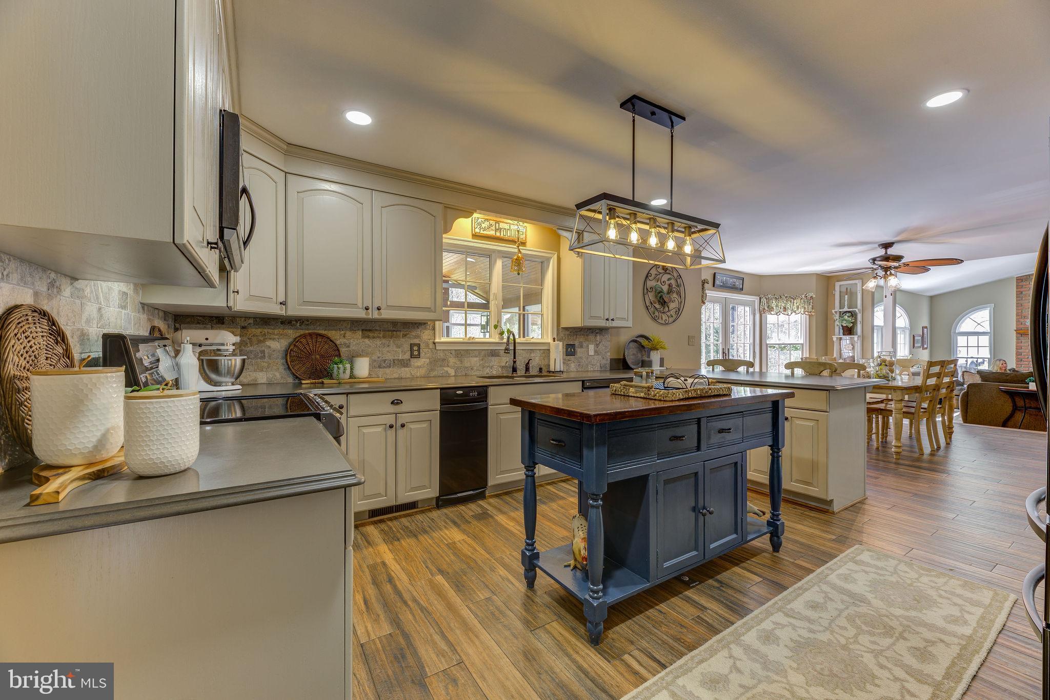 WHISPERING WOODS - Residential