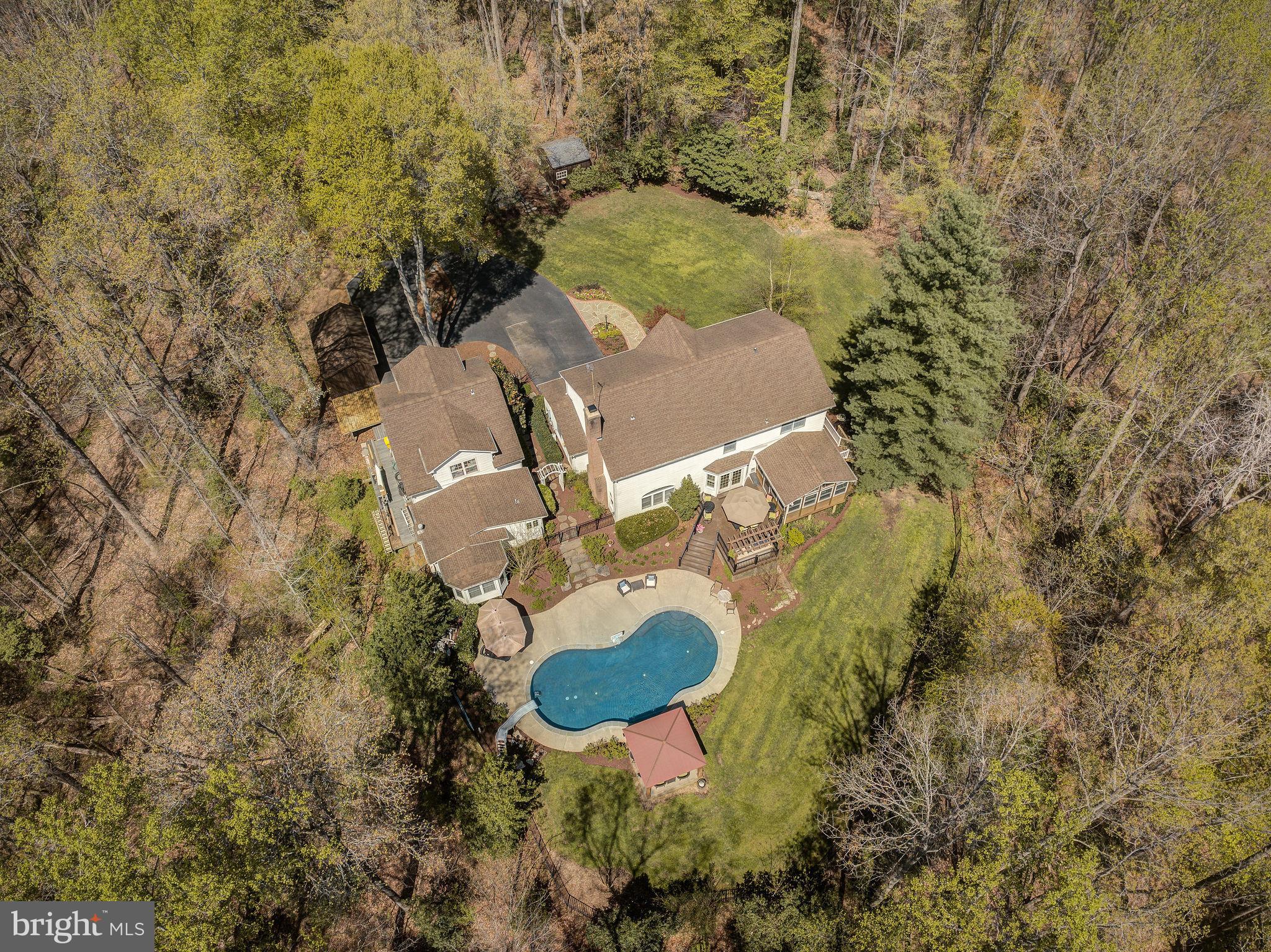 WHISPERING WOODS - Residential