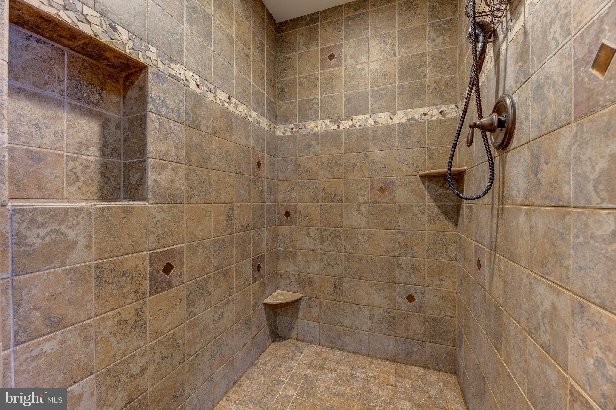 WHISPERING WOODS - Residential