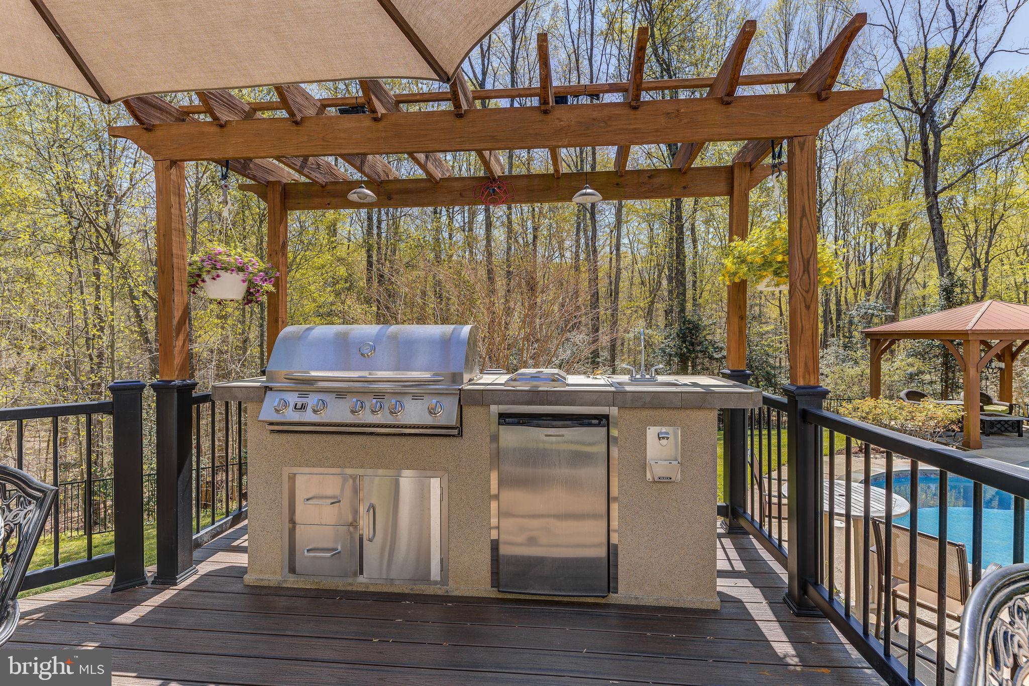 WHISPERING WOODS - Residential