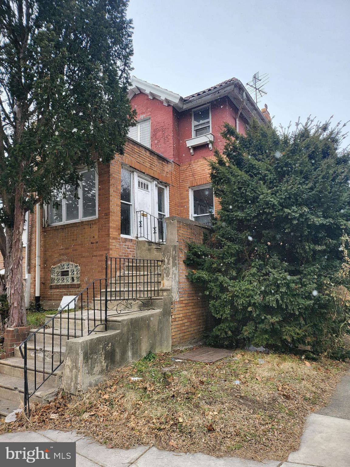 **Fixer-Upper with Endless Potential in a Prime Location!**
Calling all visionaries! This charming fixer-upper is nestled in a welcoming residential neighborhood and is brimming with possibilities. Featuring a classic layout ready for your creative touch, this home offers the perfect opportunity to design a space that suits your style and needs.
Conveniently located just steps from public transportation. Whether you're an aspiring homeowner looking to craft your dream space or an investor seeking a project with high potential, this home is your blank canvas. Don’t miss out—bring your ideas and make it yours!