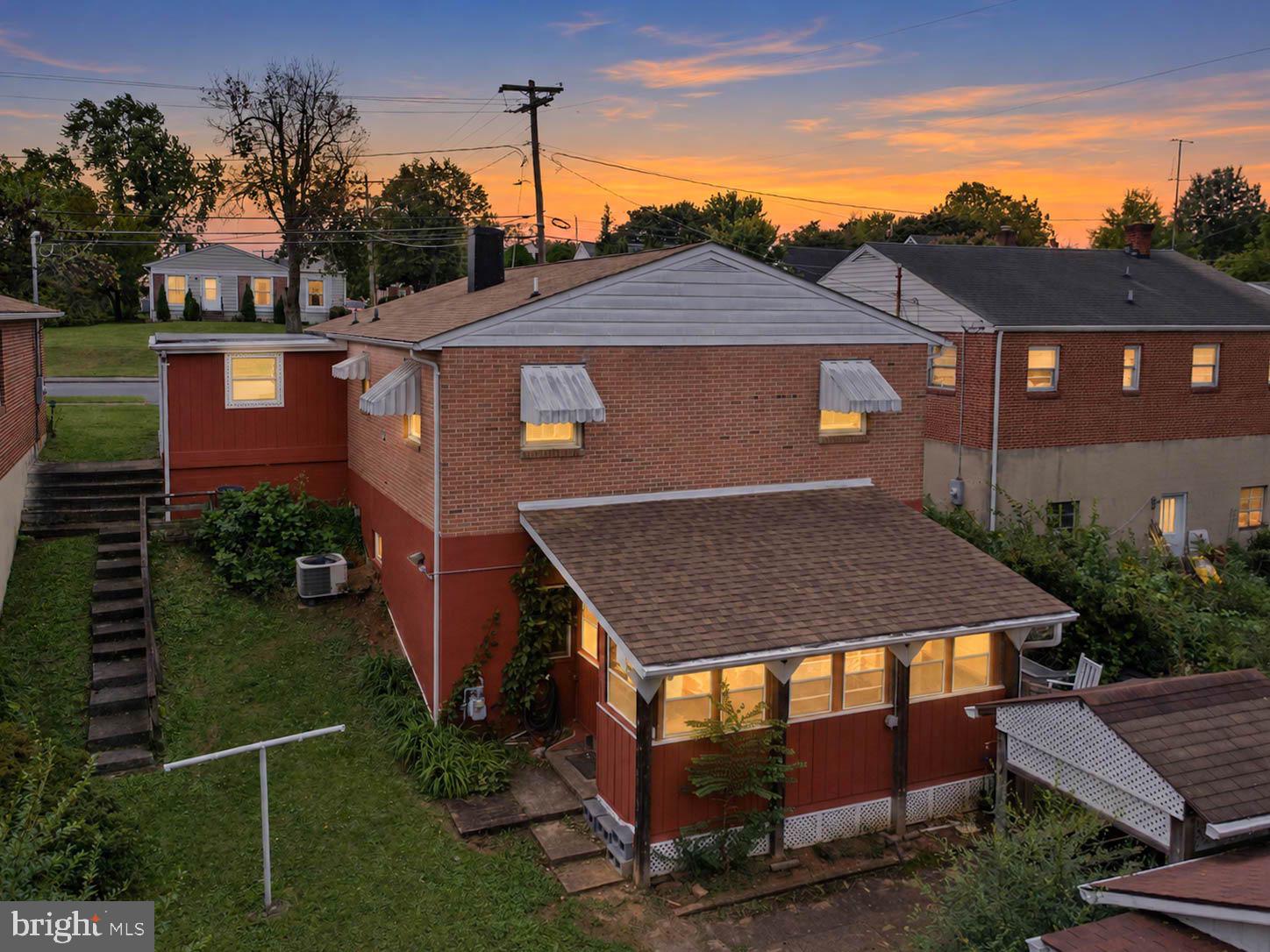 828 WOODLAND AVENUE