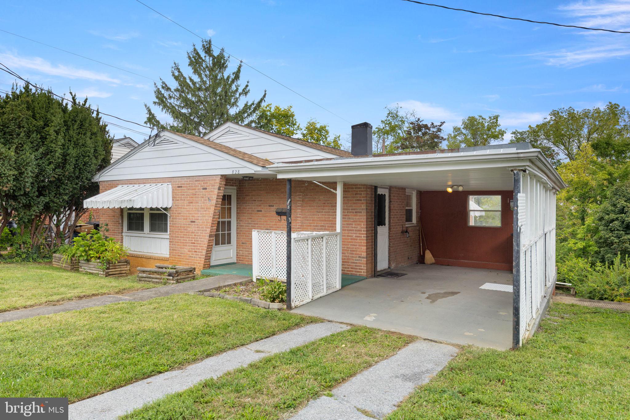 828 WOODLAND AVENUE