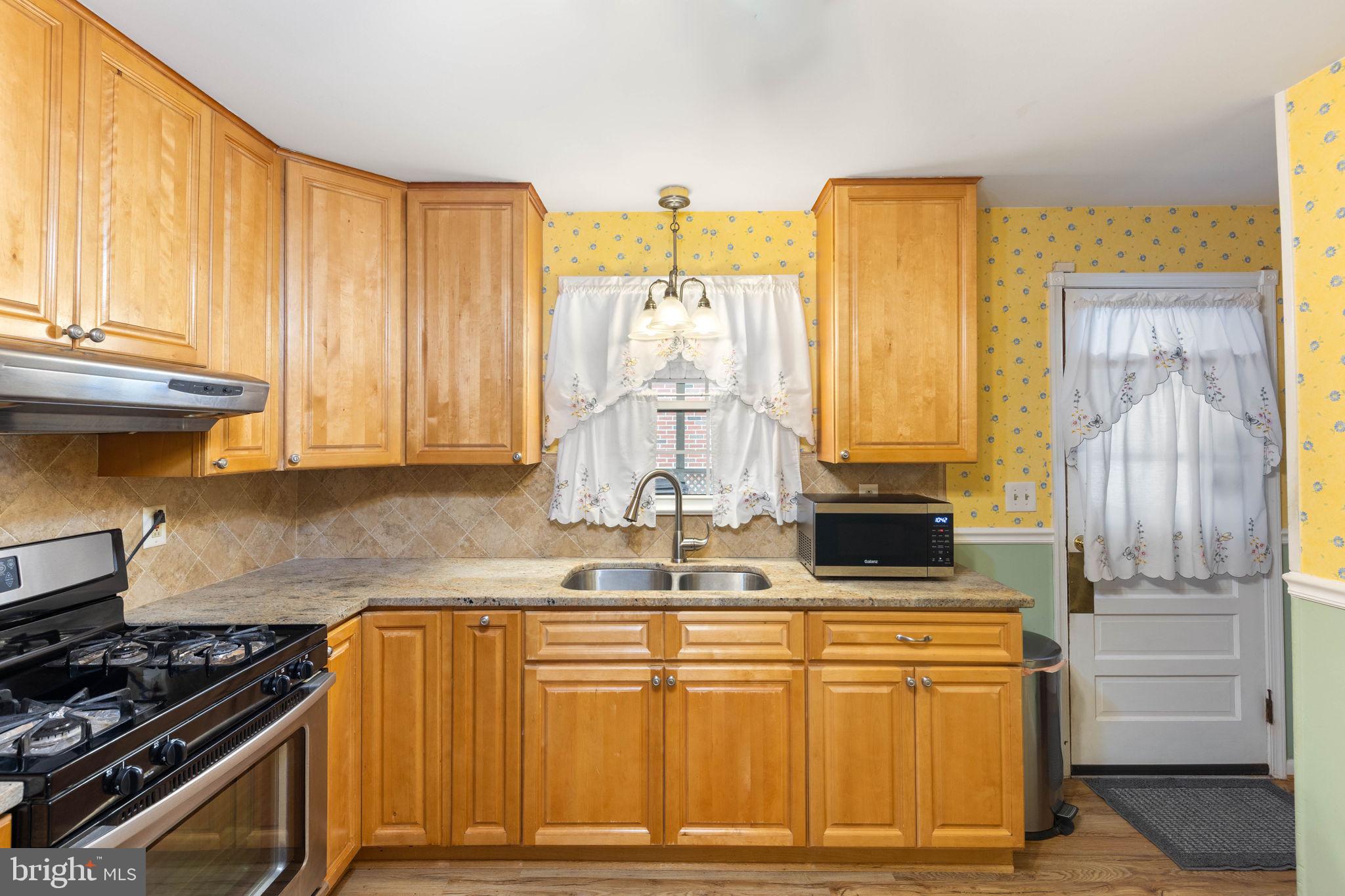 828 WOODLAND AVENUE