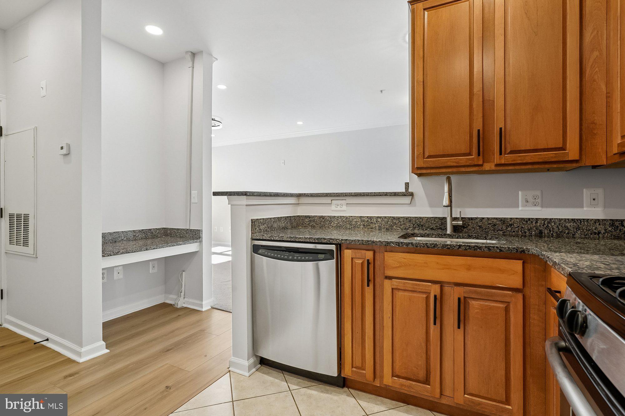 SAVOY AT RESTON TOWN CENTER - Residential