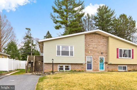 Photo of 517 Golden Street, LITITZ, PA 17543 (MLS # PALA2066258)