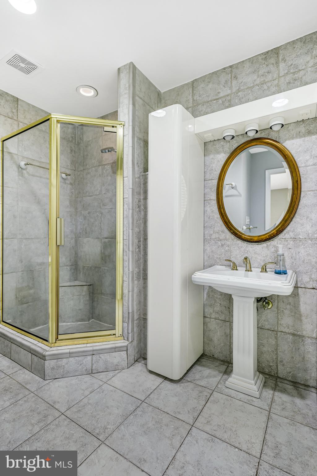 WOODLEIGH WOODS - Residential Lease