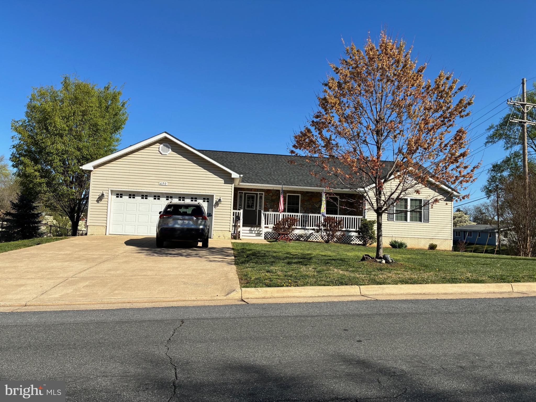 690 E STONEWALL DRIVE