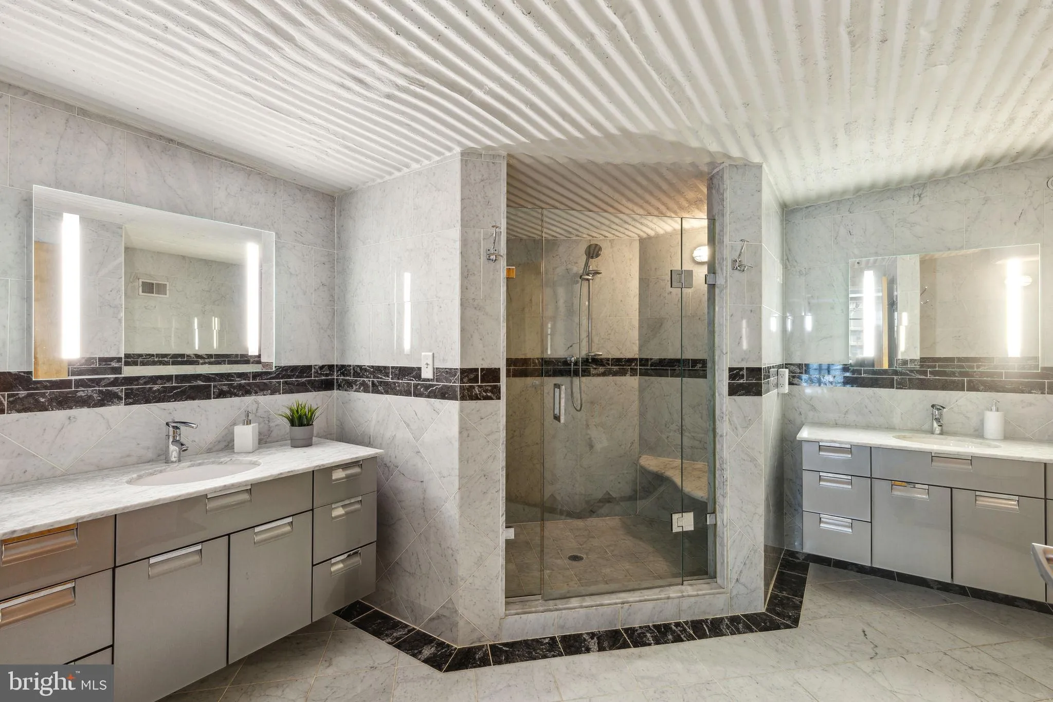 Philadelphia, Pennsylvania 19103, United States, 2 Bedrooms Bedrooms, ,2 BathroomsBathrooms,Residential,Pending,76716