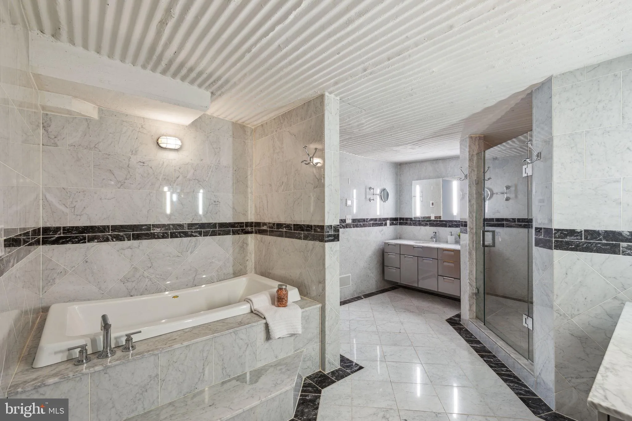 Philadelphia, Pennsylvania 19103, United States, 2 Bedrooms Bedrooms, ,2 BathroomsBathrooms,Residential,Pending,76716