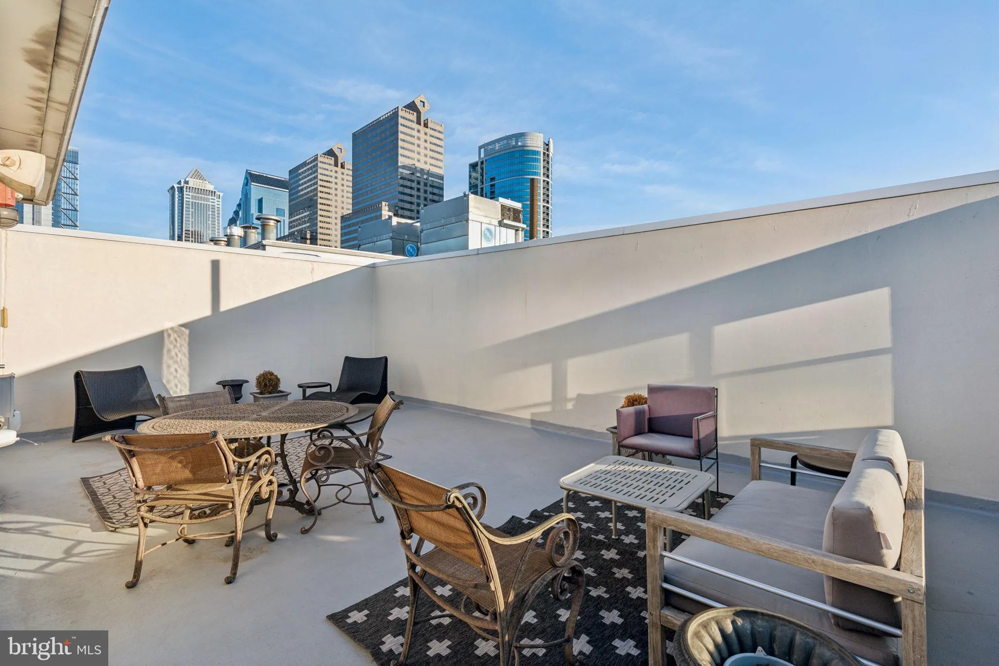 Philadelphia, Pennsylvania 19103, United States, 2 Bedrooms Bedrooms, ,2 BathroomsBathrooms,Residential,Pending,76716