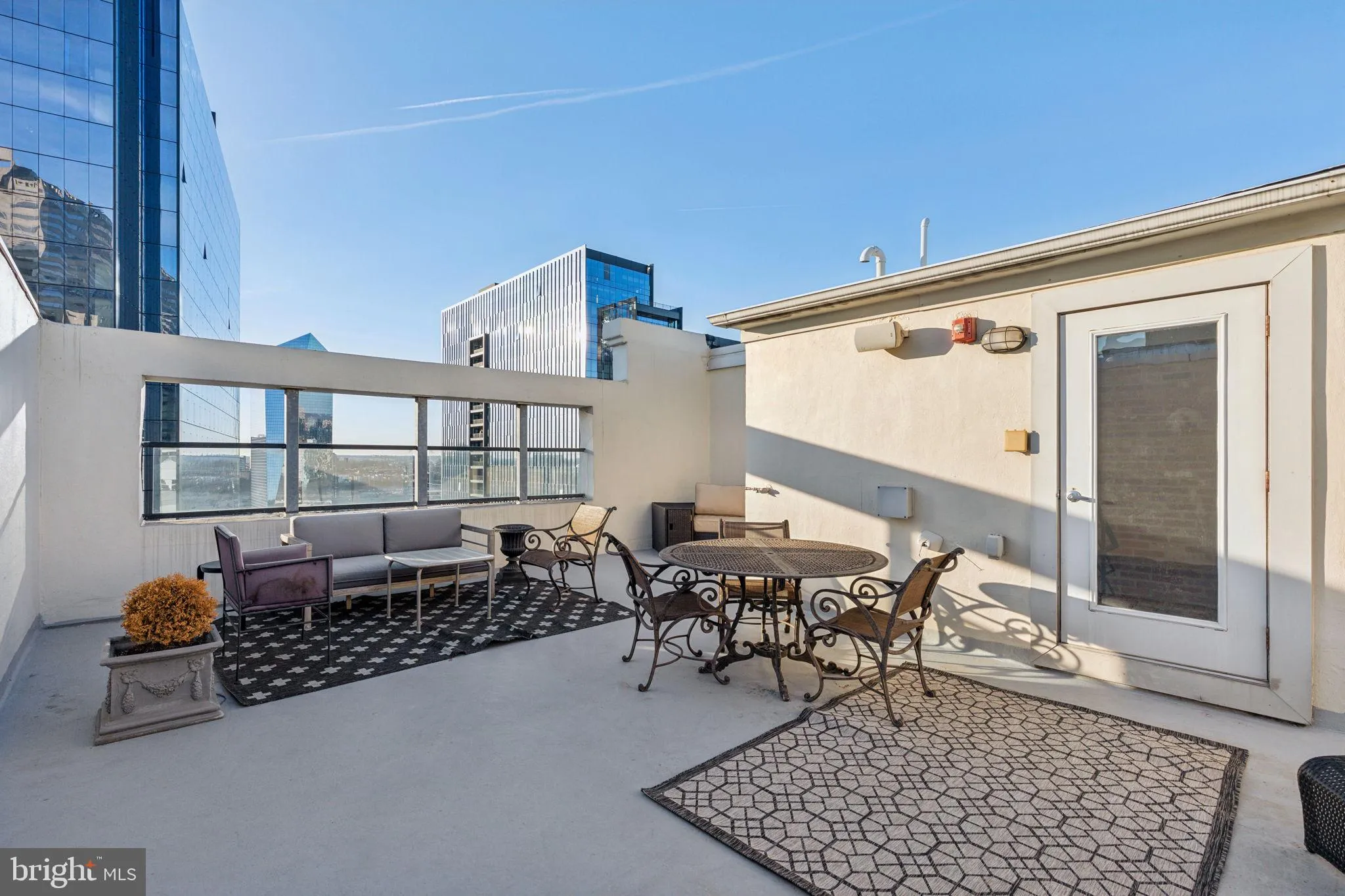 Philadelphia, Pennsylvania 19103, United States, 2 Bedrooms Bedrooms, ,2 BathroomsBathrooms,Residential,Pending,76716