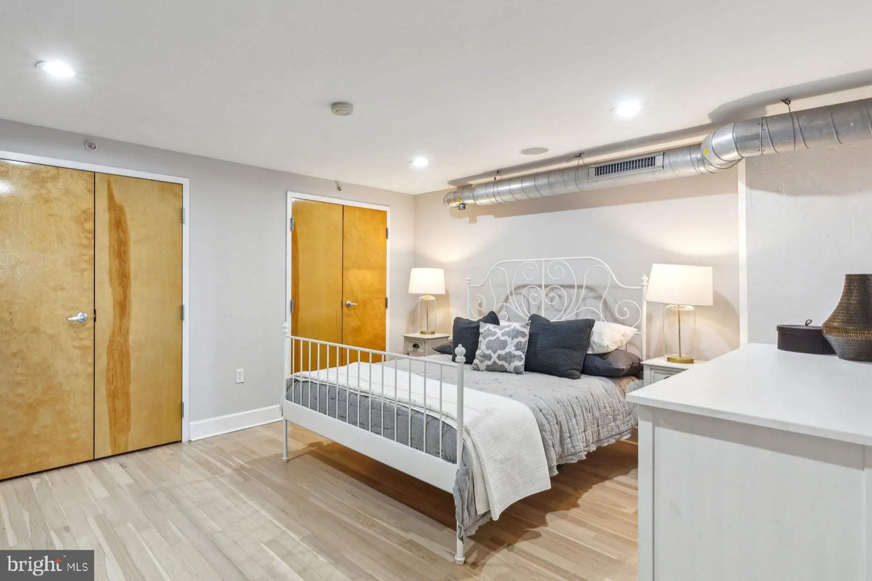 Philadelphia, Pennsylvania 19103, United States, 2 Bedrooms Bedrooms, ,2 BathroomsBathrooms,Residential,Pending,76716