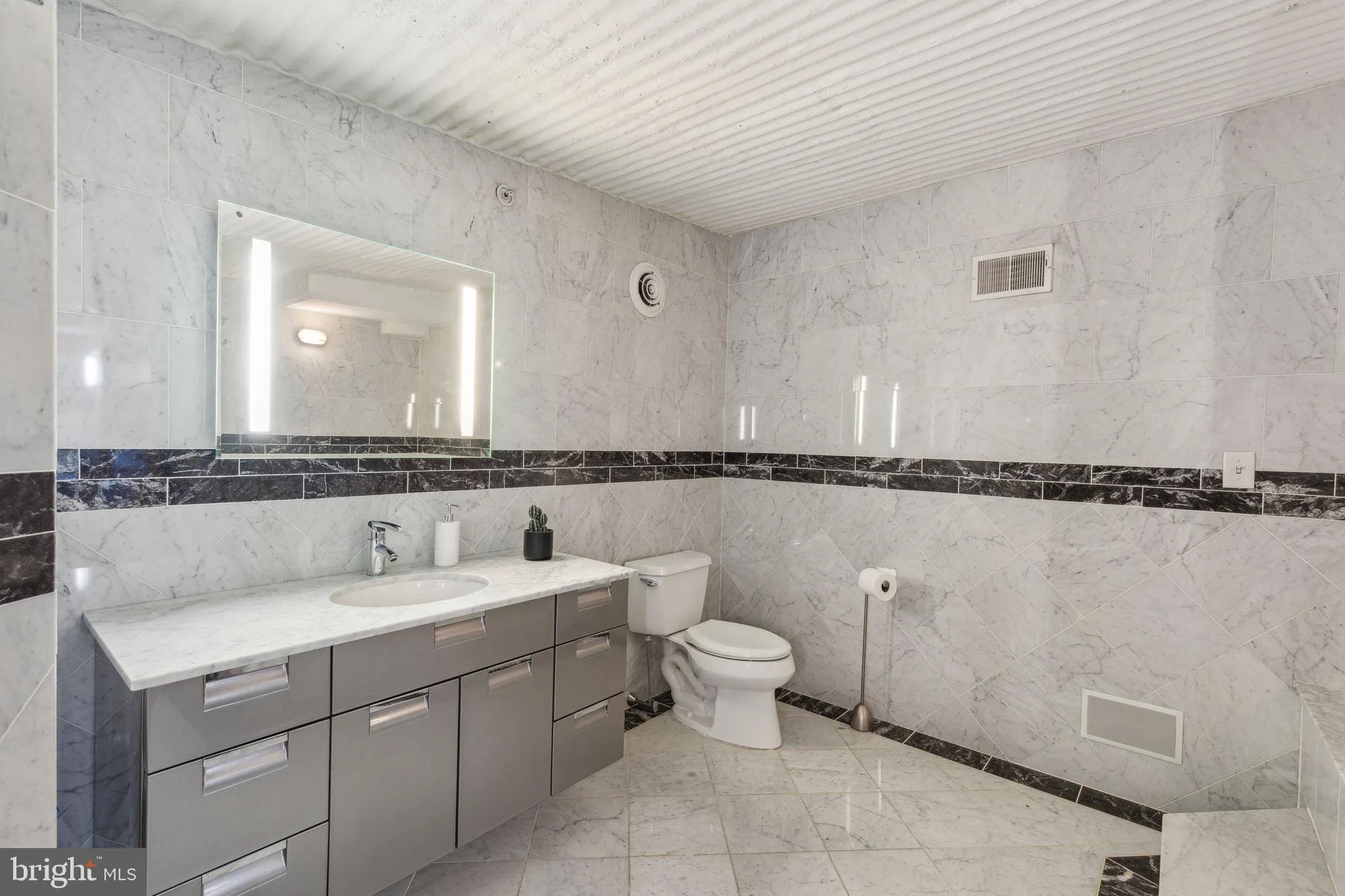 Philadelphia, Pennsylvania 19103, United States, 2 Bedrooms Bedrooms, ,2 BathroomsBathrooms,Residential,Pending,76716