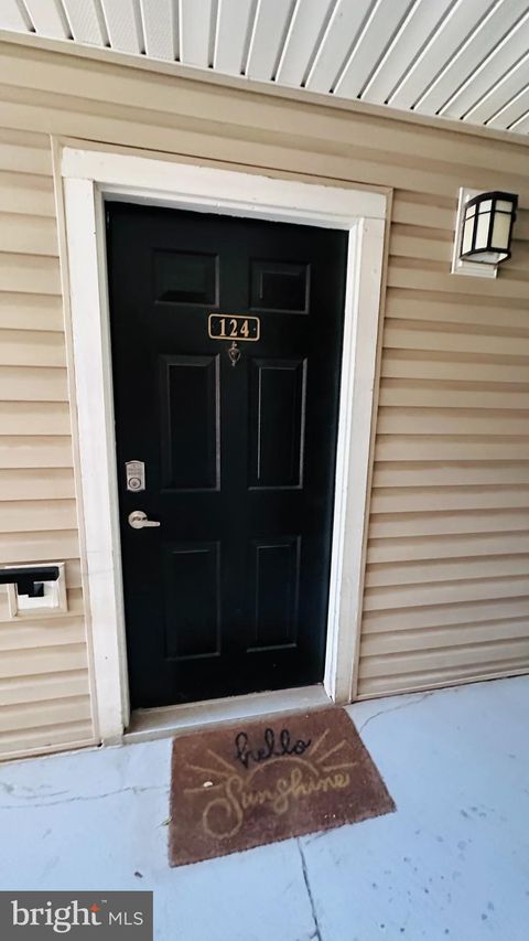Condo For Sale - 3308 Wyndham Circle Cir #124<br/> ALEXANDRIA, VA 22302