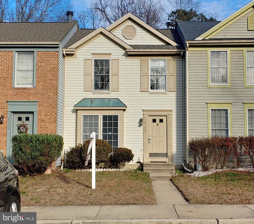 **FRESHLY PAINTED THROUGHOUT**LOVELY 3 BR TOWNHOUSE**BACKS TO WOODS**CONVENIENT LOCATION & FANTASTIC COMMUNITY AMENITIES, INCLUDING SWIMMING POOLS, TENNIS/PICKLEBALL COURTS, BASKETBALL COURT, VOLLEYBALL COURT, PLAYGROUNDS, EXERCISE FACILITIES, FITNESS TRAIL, ACTIVITIES FIELD, ETC.**PREFER NO SMOKING & NO PETS, WILL CONSIDER CASE BY CASE THOUGH**