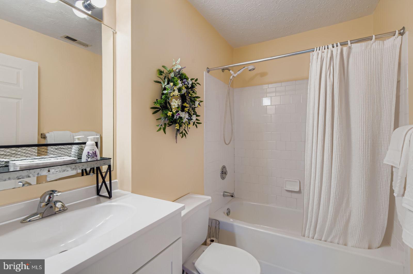 THE COURTYARDS AT POND - Residential